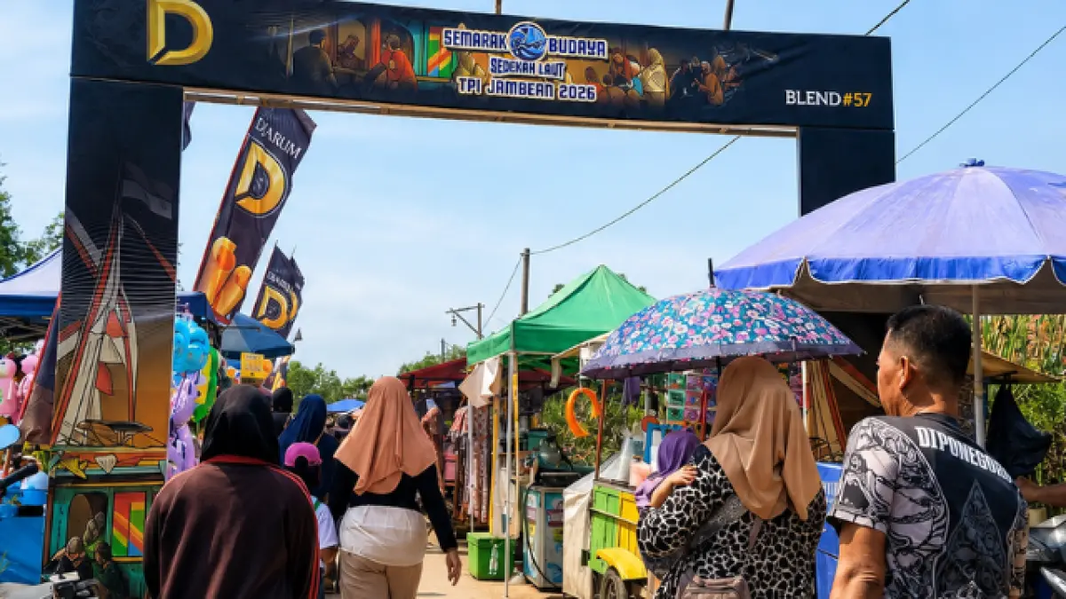 SEMARAK BUDAYA : Warga menyaksikan rangkaian tradisi tahunan Semarak Budaya Sedekah Laut TPI Jambean 2026, Minggu (12/7/2026). (FOTO : LAITASU SYARIFAH/JAWA POS METRO PEKALONGAN)