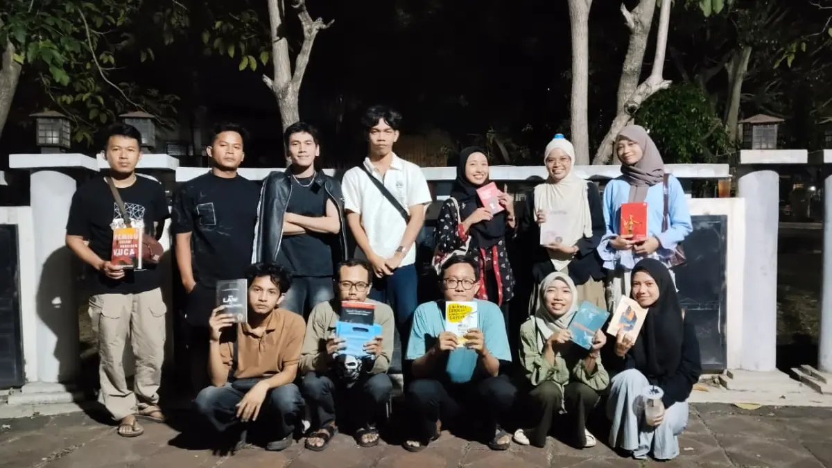 ABADIKAN MOMEN : Komunitas Buka Buku kembali menggelar pertemuan rutin literasi di kawasan Monumen Juang, Kota Pekalongan, Minggu 12 Juli 2026. (MOH FALAHUDDIN/JAWA POS METRO PEKALONGAN)