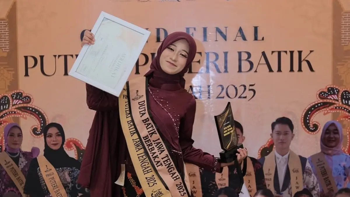 DUTA BATIK TERPILIH : Kirania saat menerima sertifikat dan piala usai dinobatkan sebagai Duta Batik Jawa Tengah Berbakat 2025. (LAILATUS SYARIFAH/JAWA POS METRO PEKALONGAN)