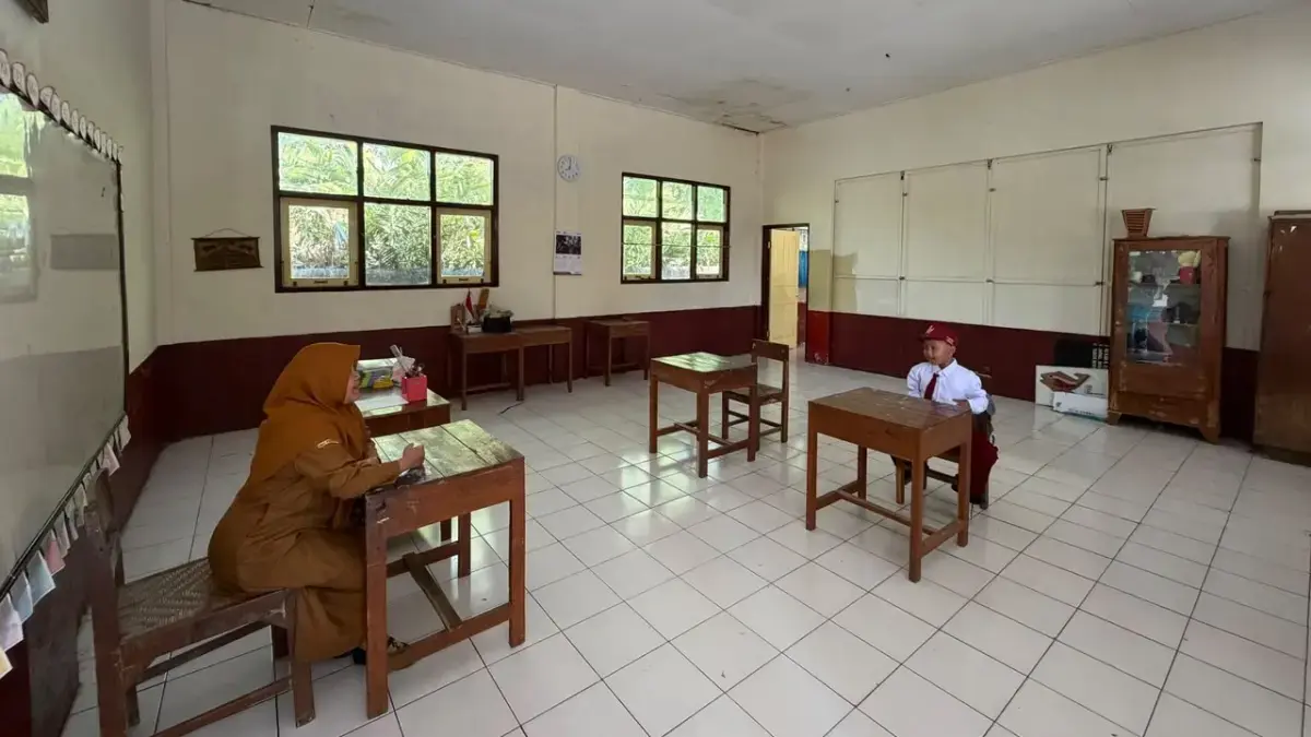 Gilang Arshaka, siswa baru kelas 1 SDN Butuh bersemangat mengikuti pelajaran sekolah tahun ajaran 2026/2027. DEVI KHOFIFATUR RIZQI/ JAWA POS RADAR SEMARANG