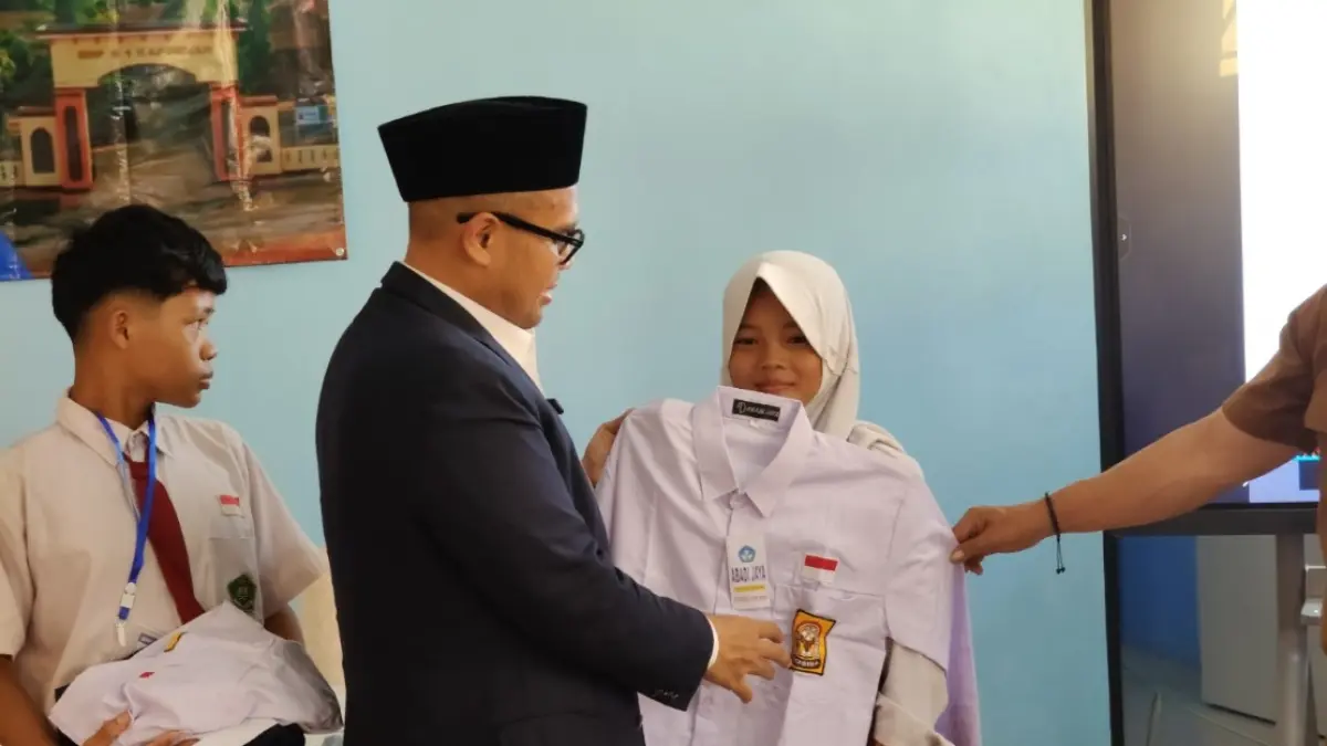 GRATIS: Bupati Batang M Faiz Kurniawan saat memberikan seragam sekolah pada siswa SMPN 1 Kandeman.