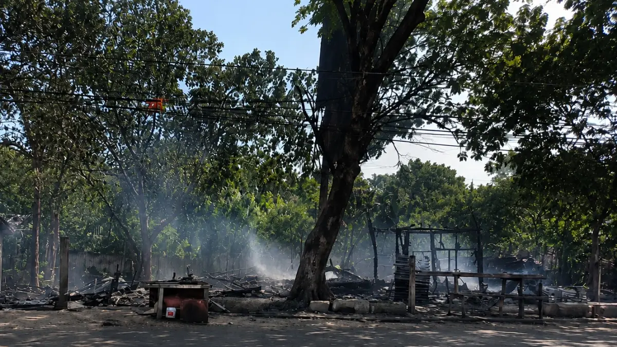 HANGUS TERBAKAR : Bengkel tambal ban, lapak penjual ubi Cilembu, dan warung di kawasan eks Bioskop Merdeka, Kota Pekalongan, Jumat 10 Juli 2026. (MOCH. FALAHUDDIN/JAWA POS METRO PEKALONGAN)