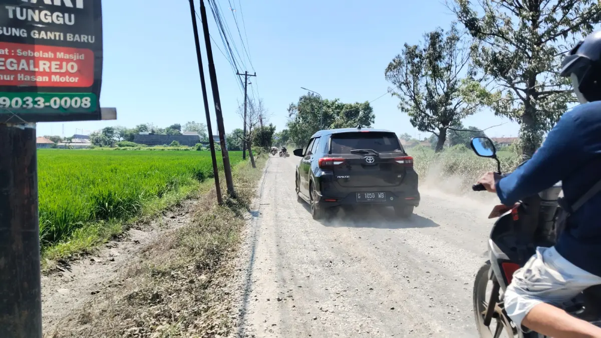 JALAN RUSAK PARAH : Jalan KH Ahmad Dahlan yang berada di perbatasan Kota dan Kabupaten Pekalongan rusak parah dan dikeluhkan warga. (MOCH FALAHUDDIN/JAWA POS METRO PEKALONGAN)