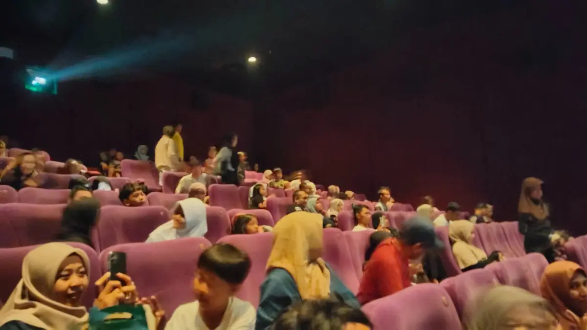 KOMEDI RINGAN : Bioskop Cinema XXI Pekalongan di lantai 3 Ramayana Mall dipadati penonton sejak penayangan perdana film Foufo pada Kamis 9 Juli 2026. (MOCH FALAHUDDIN/JAWA POS METRO PEKALONGAN)