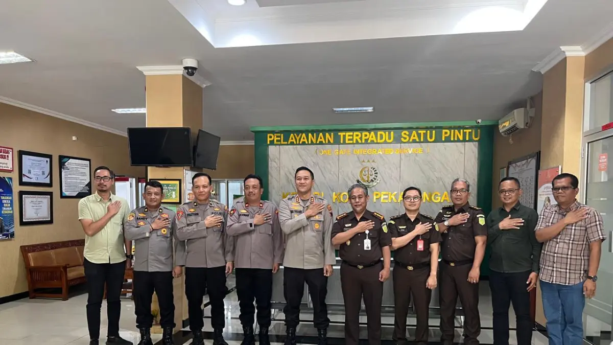 KOMPAK - Tim Polres Pekalongan Kota saat berkunjung ke Kejari Kota Pekalongan, dan disambut para pimpinan di kantor setempat, Selasa (14/7/2026).(Lutfi Hanafi/Jawa Pos Metro Pekalongan).
