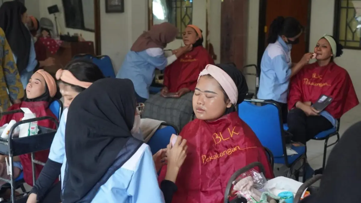 MAKE UP - Peserta &nbsp;Pelatihan Tata Rias 2026 di Balai Latihan Kerja (BLK) Kota Pekalongan dengan serius berlatih make up, langsung praktek pada model.(IST)