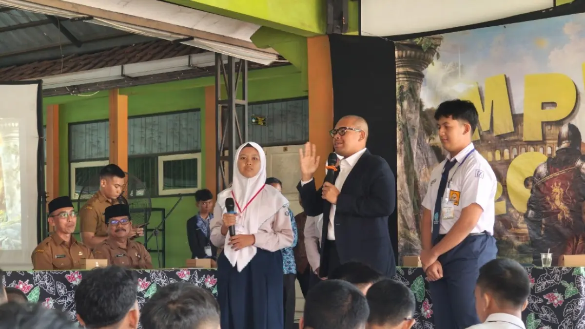 MOTIVASI: Bupati Batang M Faiz Kurniawan saat berbincang dengan para siswa.