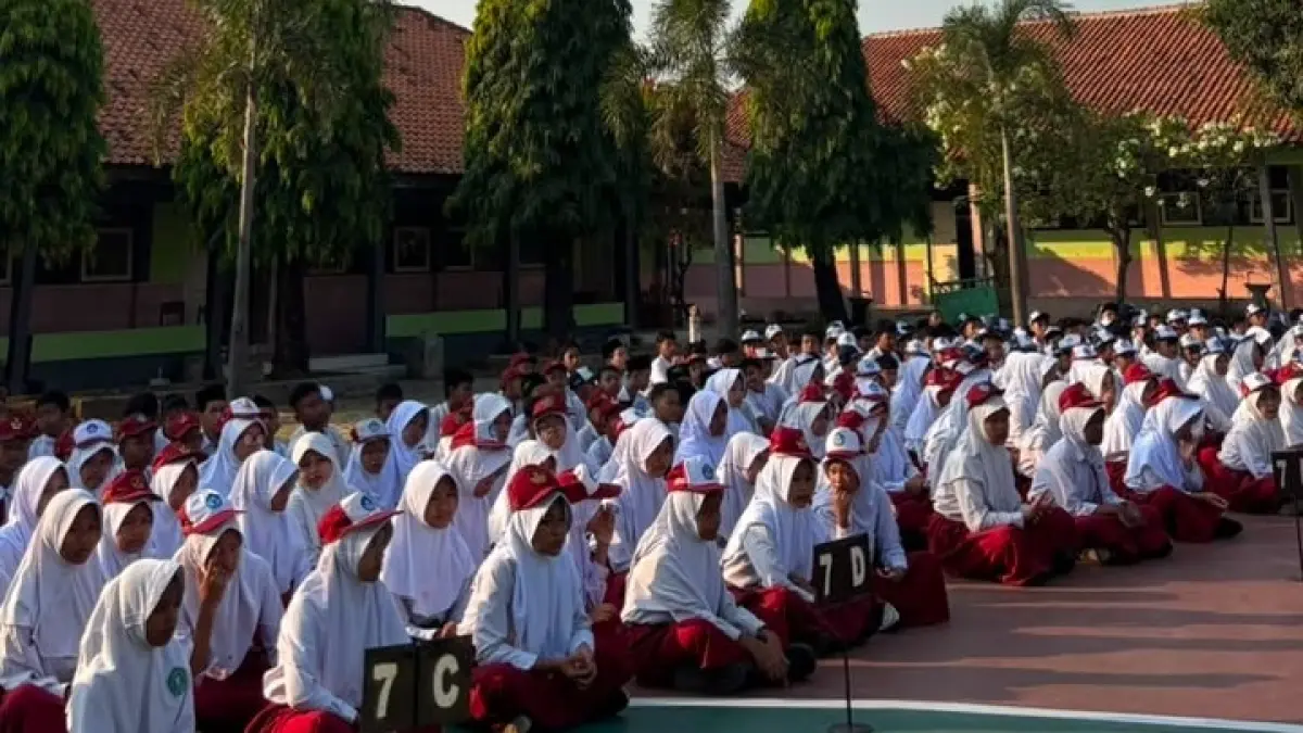 MPLS : Suara drumband dipadu tarian kreasi penuh semangat menyambut kedatangan ratusan siswa-siswi baru di SMP Negeri 5 Kota Pekalongan Senin 13 Juli 2026. (SALWA NAJAHA/JAWA POS METRO PEKALONGAN)