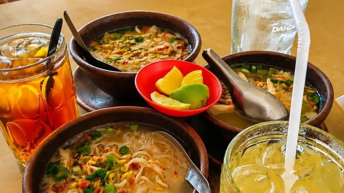 MURAH MERIAH : Soto Gobyos Bu Ghofiz dengan antrean pembeli di Jalan Pahlawan nomor 2, Rowolaku, Kajen, Kabupaten Pekalongan, Jumat 10 Juli 2026. (LAILATUS SYARIFAH/JAWA POS METRO PEKALONGAN)