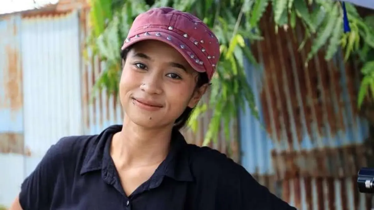 NGOPI PAGI YUK : Aprodita menjual kopi jalanan dengan sepeda kayuh mulai pukul 06.00-10.00 untuk memfasilitasi para pelari atau pesepeda di pagi hari. (SALWA NAJAHA/JAWA POS METRO PEKALONGAN)