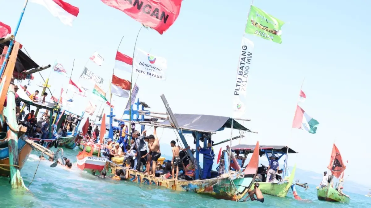 Prosesi larung sesaji dalam tradisi sedekah laut.
