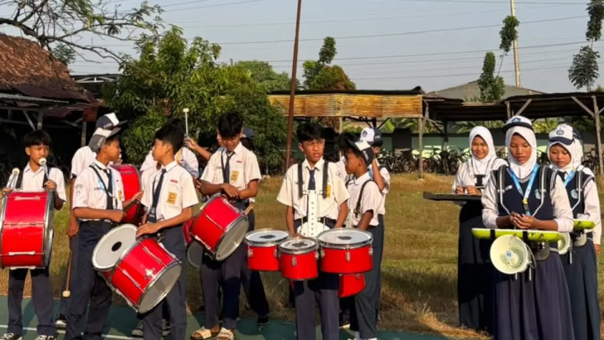SAMBUT SISWA BARU : Suara drumband dipadu tarian kreasi penuh semangat menyambut kedatangan ratusan siswa-siswi baru di SMP Negeri 5 Kota Pekalongan Senin 13 Juli 2026. (SALWA NAJAHA/JAWA POS METRO PEKALONGAN)