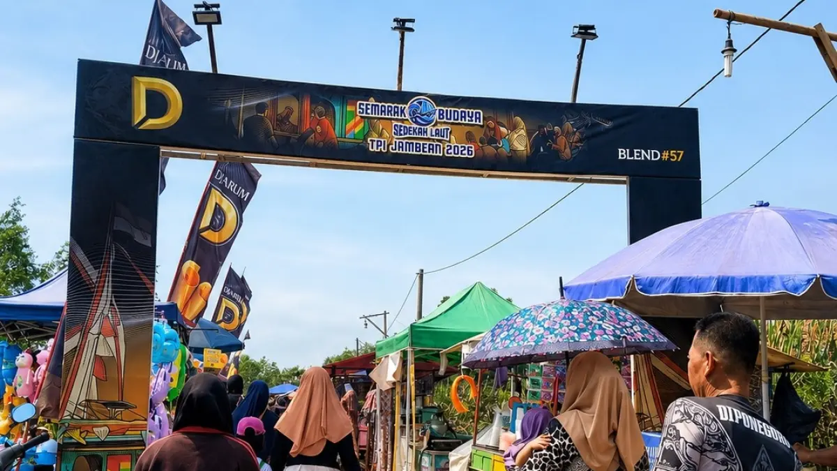 SEMARAK BUDAYA : Warga menyaksikan rangkaian tradisi tahunan Semarak Budaya Sedekah Laut TPI Jambean 2026, Minggu 12 Juli 2026. (LAITASU SYARIFAH/JAWA POS METRO PEKALONGAN)