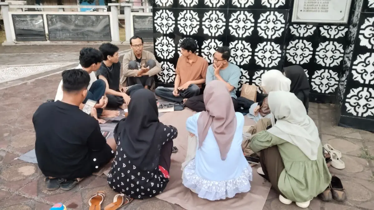 TINGKATKAN LITERASI : Komunitas Buka Buku kembali menggelar pertemuan rutin literasi di kawasan Monumen Juang, Kota Pekalongan, Minggu 12 Juli 2026. (MOH FALAHUDDIN/JAWA POS METRO PEKALONGAN)