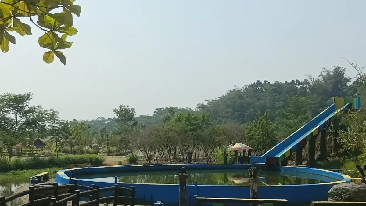 WISATA KELUARGA : Danau Al Kautsar Karanganyar bisa menjadi tempat tujuan wisata saat liburan sekolah. (MAULIDA USNA AULIA/JAWA POS METRO PEKALONGAN)