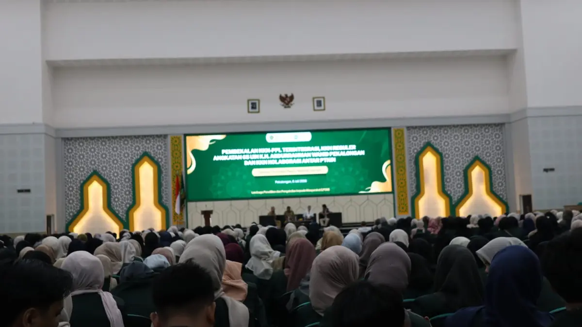 BANTU MARBOT MASJID : Mahasiswa KKN UIN KH Abdurrahman Wahid Pekalongan membantu marbot masjid mendaopatkan Asuransi BPJS Ketenagakerjaan pada Selasa 6 Juli 2026. (SALWA NAJAHA/JAWA POS METRO PEKALONGAN)