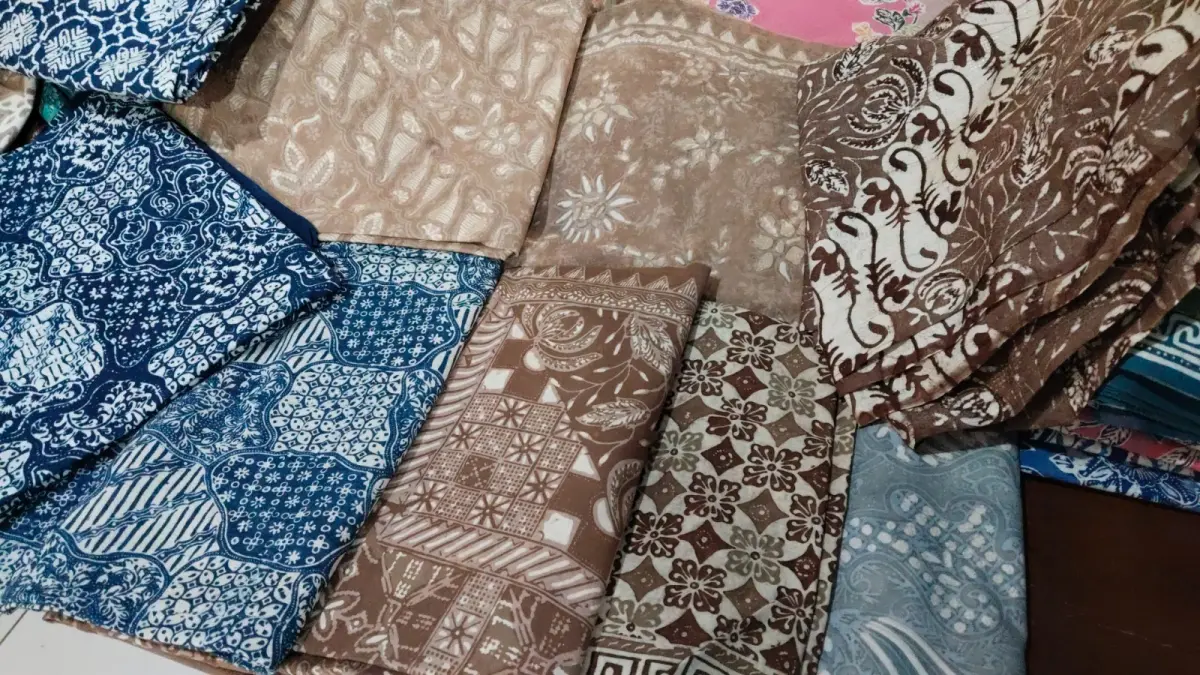 BATIK WARNA ALAM : Proses pembuatan batik ekologis atau batik ramah lingkungan membutuhkan proses pembuatan lebih lama dari batik umum lainnya. (MOCH FALAHUDDIN/JAWA POS METRO PEKALONGAN)