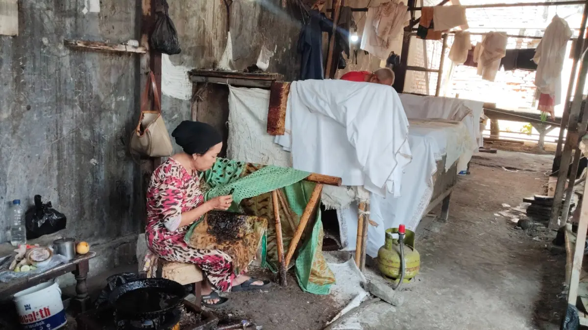 BUTUH WAKTU LEBIH LAMA : Proses pembuatan batik ekologis atau batik ramah lingkungan membutuhkan proses pembuatan lebih lama dari batik umum lainnya. (MOCH FALAHUDDIN/JAWA POS METRO PEKALONGAN)