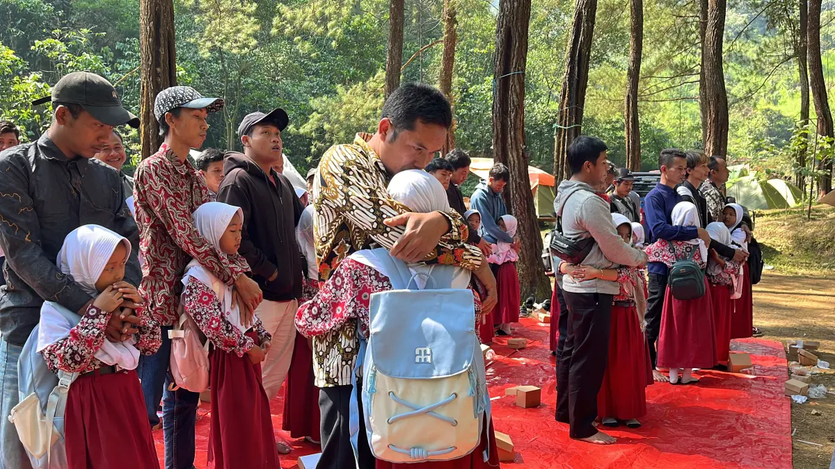 HARU: Sesi saling peluk antara bapak dan anak perempuannya dalam program Father Date di wisata Pinus Siampel, Paninggaran, Kabupaten Pekalongan, Rabu (15/7/2026). (NANANG RENDI AHMAD/JAWA POS METRO PEKALONGAN)