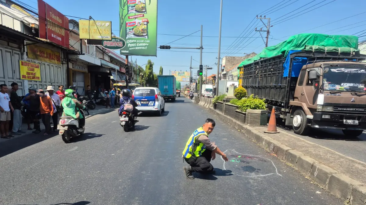 LAKA LANTAS: Petugas saat menunjukkan TKP laka di Pantura Batang.