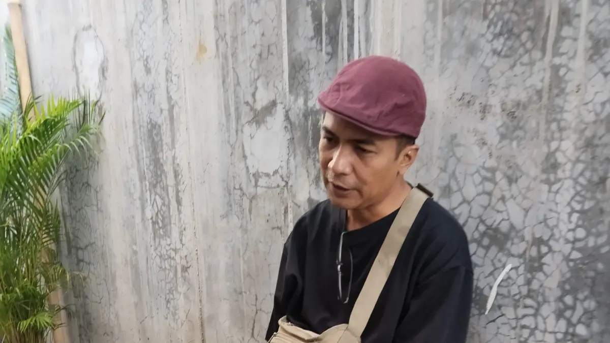 PEGIAT KOPI : Tyan, pegiat kopi asal Pekalongan yang menemukan ruang spiritual dari biji kopi. (MAULIDA USNA AULIA/JAWA POS METRO PEKALONGAN)