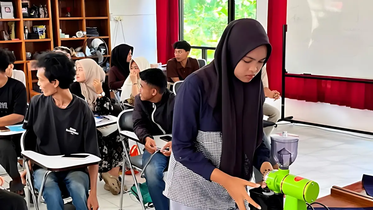 PELATIHAN : Salah satu peserta pelatihan saat mencoba mengenali alat kopi di ruang pelatihan Sanggar Kegiatan Belajar Kota Pekalongan.(Lutfi Hanafi/Jawa Pos Metro Pekalongan)