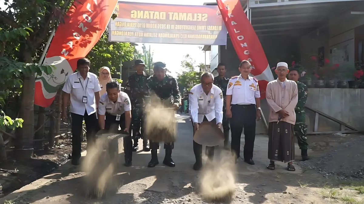 PERBAIKAN JALAN : Secara simbolis para pejabat terkait melempar pasir di jalan Buaran Kradenan, pertanda dimulainya perbaikan jalan tersebut, pada Rabu (145/7/2026).(ist)
