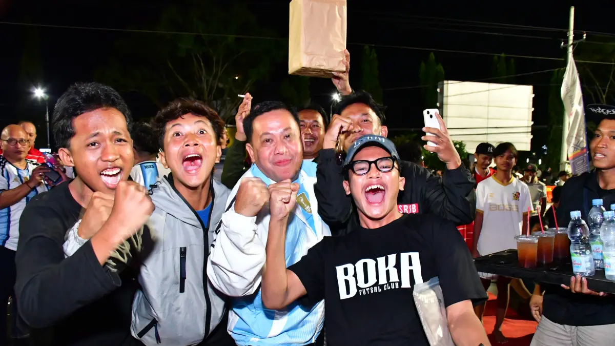 PIALA DUNIA: Plt. Bupati Pekalongan Sukirman saat selebrasi atas kemenangan Argentina melawan Mesir dalam acara nobar Piala Dunia 2026 di kawasan Alun-Alun Kajen, beberapa waktu lalu. 