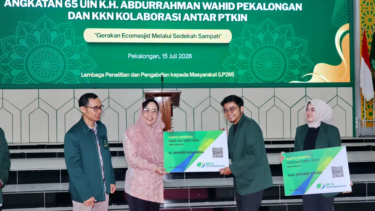SIMBOLIS : Perwakilan Mahasiswa KKN UIN Gus Dur &nbsp;Angkatan 65 saat menerima kartu kepesertaan BPJS Ketenagakerjaan, saat pelepasan di Student Center kampus setempat, Rabu (15/7/2026).(Salwa Najaha magang/Jawa Pos Metro Pekalongan)