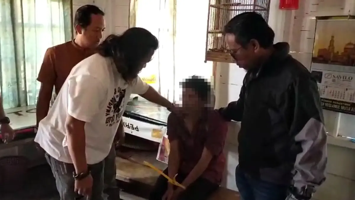 TANGKAP : Anggota Sat Reskrim Polres Pemalang saat menangkap K, pria asa Belik yang diduga melukan kekerasan seksual kepada anak tirinya.(IST)