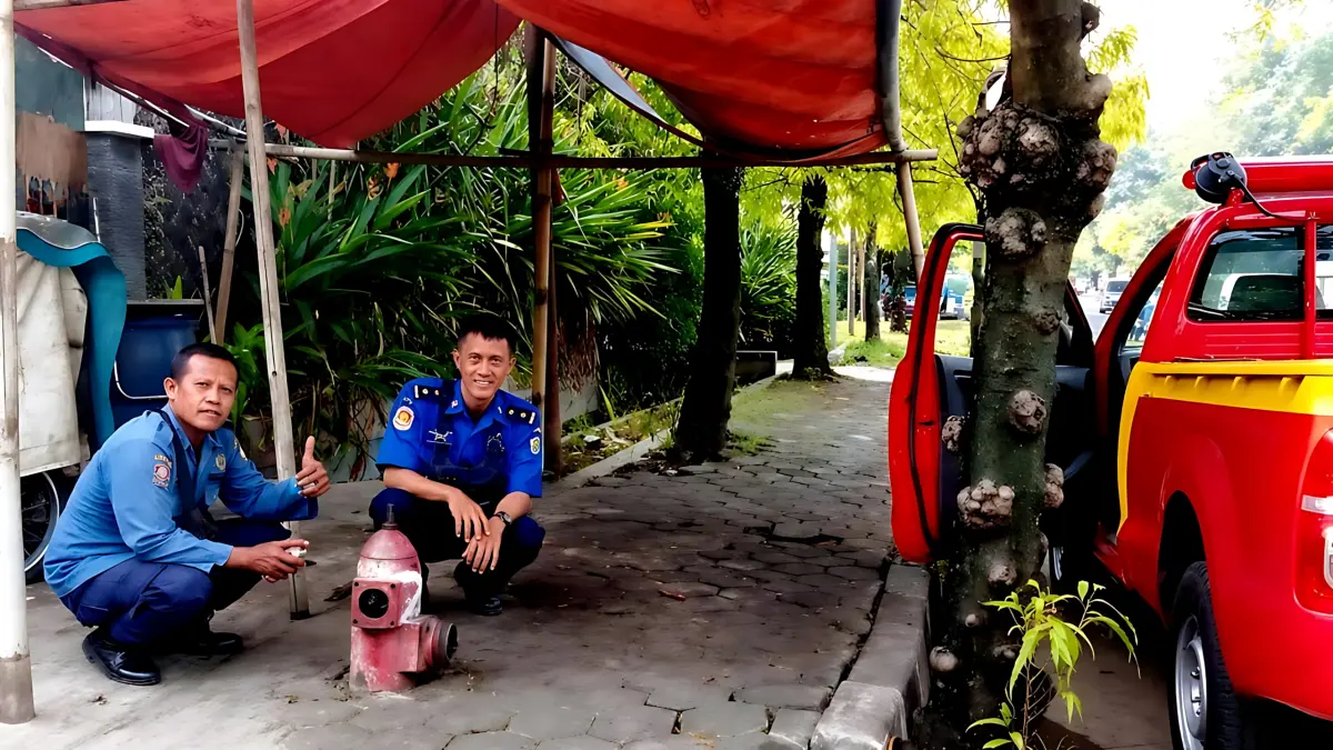 CEK HIDRAN &nbsp;: Tim Damkarmat Kota Pekalongan sat cek hidran di salah satu titik beberapa Waktu kemarin.(ist)