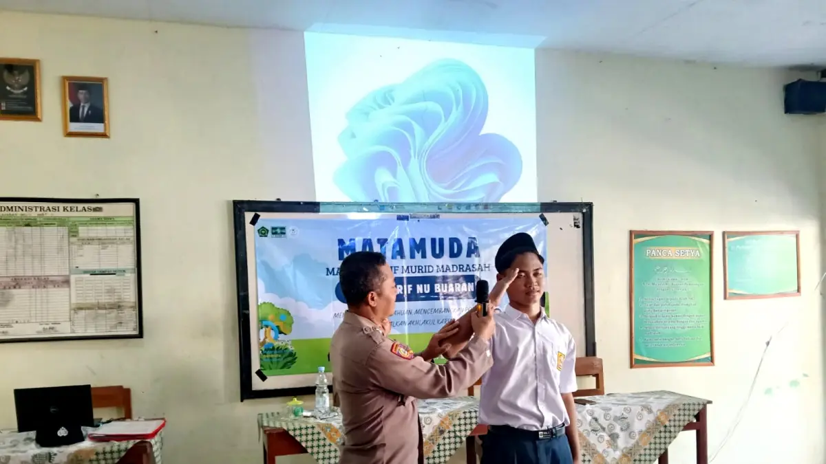 HORMAT : Anggota Polres Pekalongan kota saat mengajari salah satu peserta MPLS cara hormat yang benar di sela-sela sosialisasi.(ist)