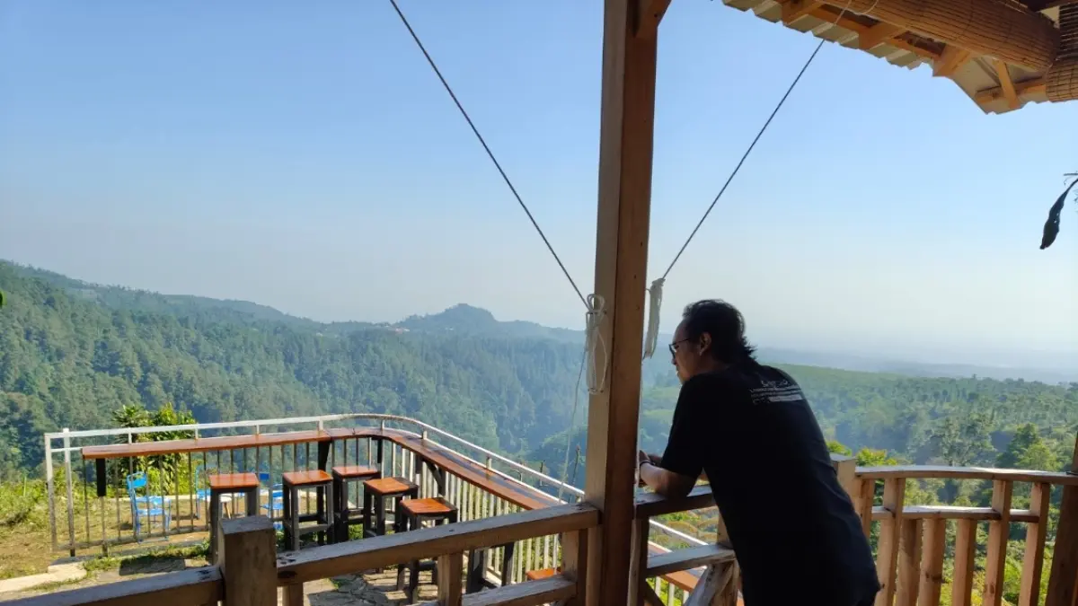 MEMANJANGKAN MATA: Suasana alam indah khas pegunungan yang ada di Sedawung Coffee.