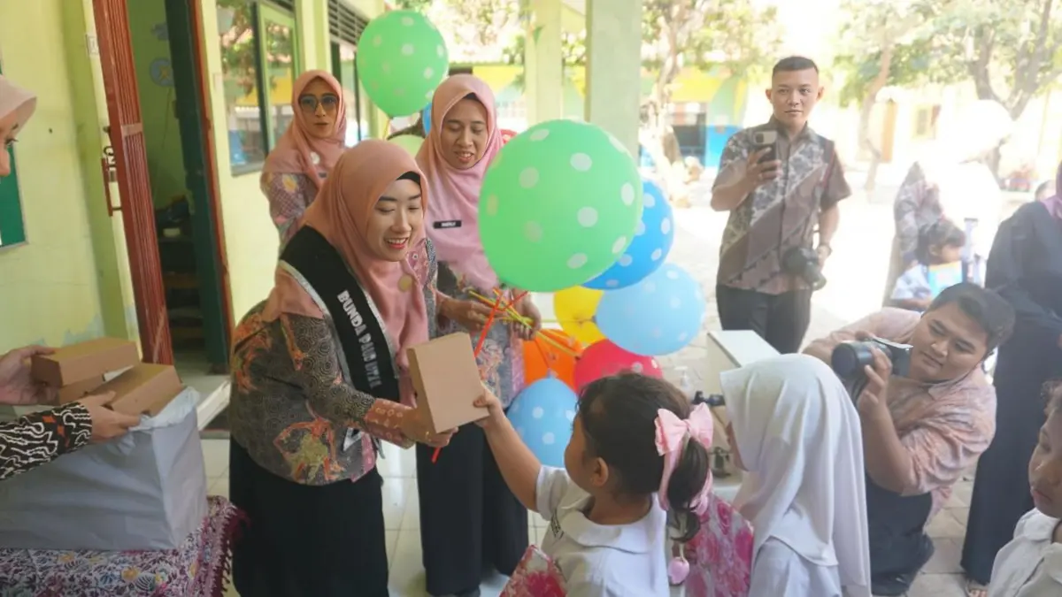 SAPA SISWA : Bunda PAUD Kota Pekalongan Hj Inggit Soraya saat menyapa siswa TK Pembina Bendan kegiatan monitoring dan evaluasi (monev), Kamis (16/7/2026).(ist)