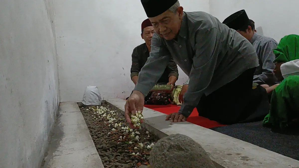 TOLERANSI: Para peziarah saat berdoa di sekitar makam Mbah Dowo di area gereja.
