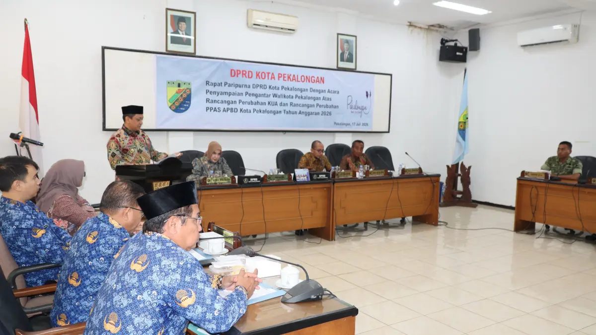 BACAKAN : Walikota Pekalongan Aaf saat bacakan KUA dan PPAS 2026 dalam Rapat Paripurna DPRD Kota Pekalongan di Gedung Diklat Kota Pekalongan, Jumat (17/7/2026).(Lutfi Hanafi/Jawa Pos Metro Pekalongan)