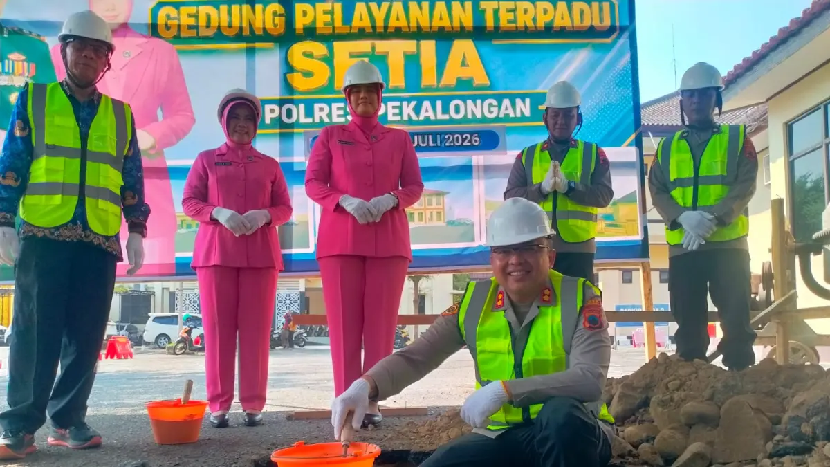 BATU PERTAMA: Kapolres Pekalongan AKBP Rachmad C. Yusuf saat peletakan batu pertama pembangunan Gedung Pelayanan Terpadu, Jumat (17/7/2026).