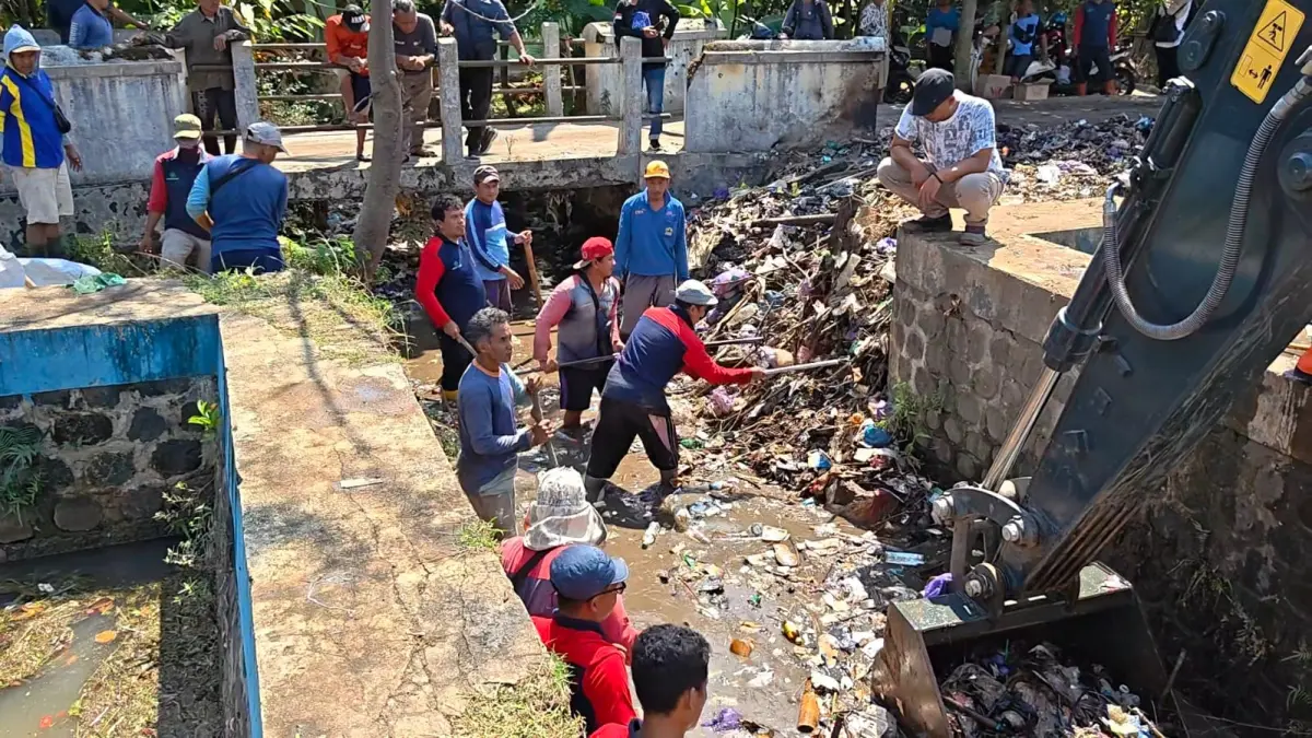 GOTONG ROYONG: Warga dan sejumlah pihak gotong royong membersihkan irigasi Sudikampir, Desa Kalipancur, Kecamatan Bojong, Kabupaten Pekalongan. 