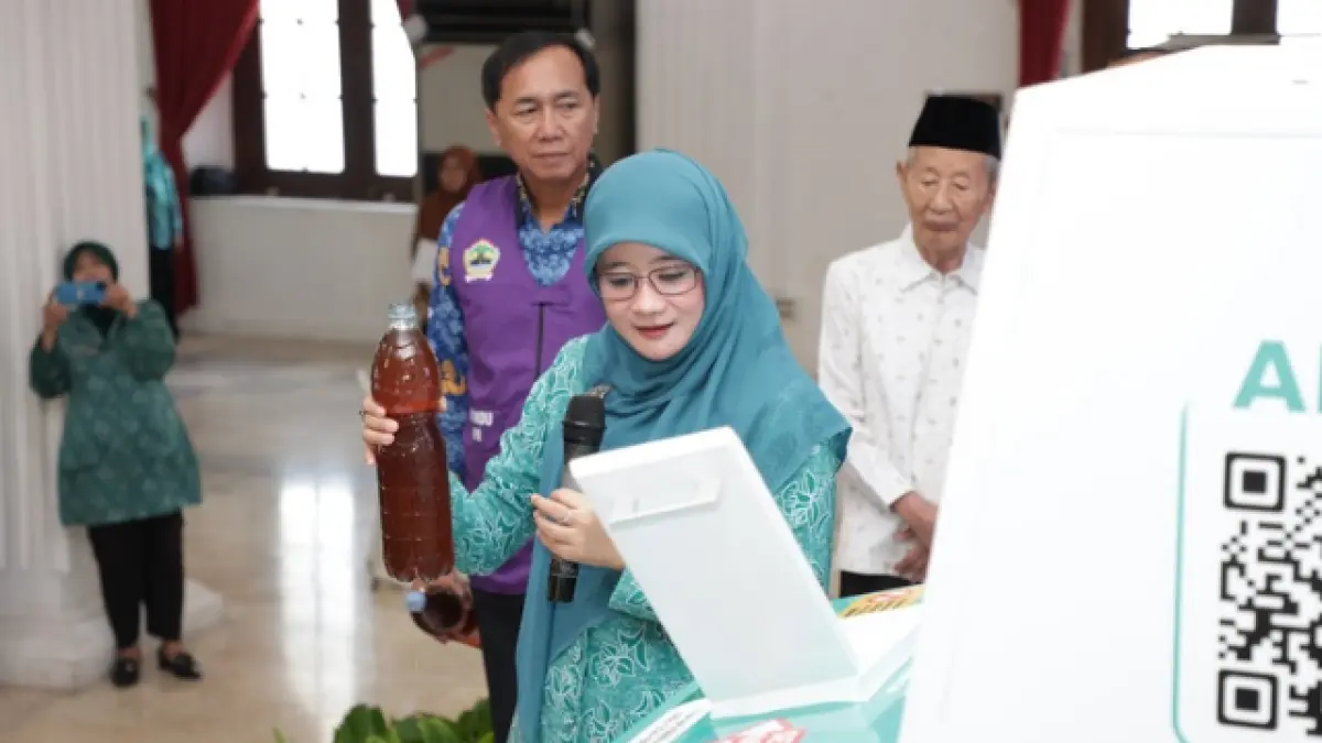 Ketua Tim Penggerak PKK Provinsi Jawa Tengah, Hj.Nawal Arafah Yasin,M.S.I, meluncurkan Gerakan Minyak Jelantah Jadi Rupiah, Jumat (17/7/2026).