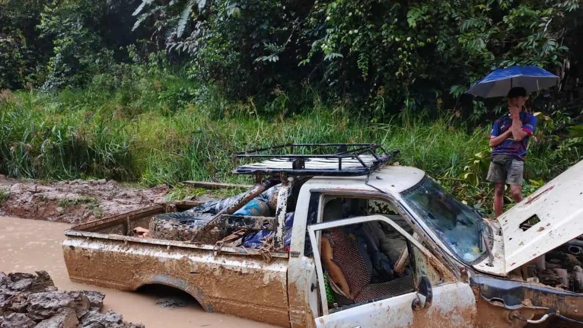 Kondisi jalan di Kecamatan Krayan Selatan, Kabupaten Nunukan, Kalimantan Timur yang sulit dilewati kendaraan roda dua maupun roda empat pasca kejadian tanah longsor pada Selasa (7/7/2026). Foto: BPBD Kabupaten Nunukan
