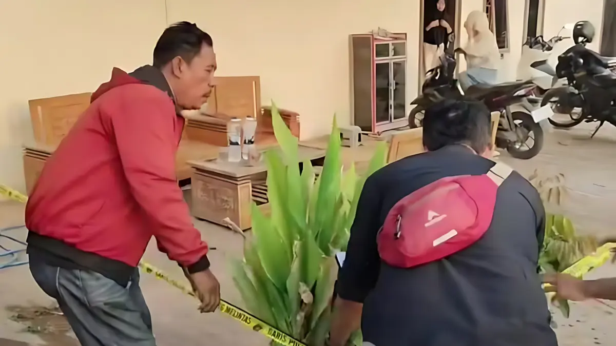 OLAH TKP : Anngota Satreskrim Polres Pekalongan Kota saat olah TKP penganiayaan di Kertohartjo Pekalongan Selatan pada Kammis sore (16/7/2026).(ist)