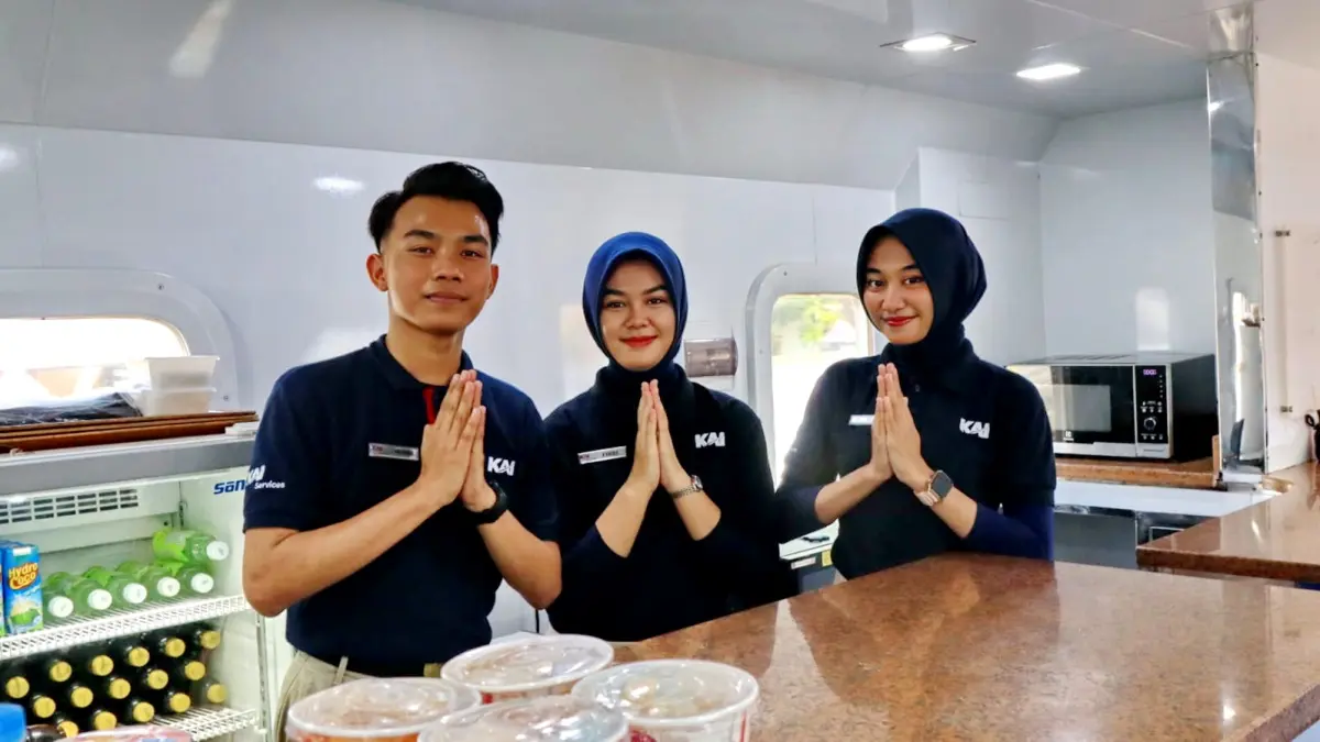 RAMAH : Pelayanan yang ramah dari seluruh staff di PT KAI memmbuat penumpang lokal hingga Bule terkesan, sehingga suka naik kereta api untuk pperjalanan.(Lutfi Hanafi/Jawa Pos Metro Pekalongan).