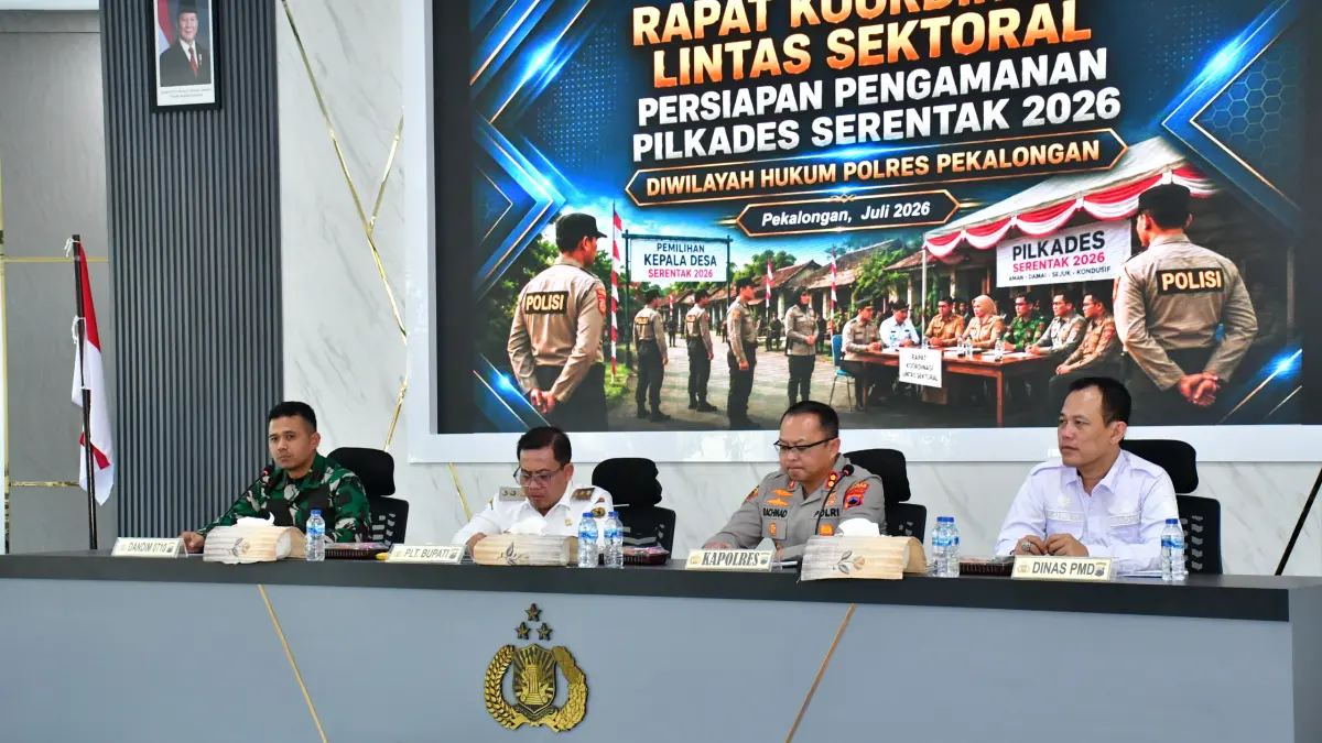 RAPAT KOORDINASI: Plt. Bupati Pekalongan Sukirman bersama Kapolres dan Dandim rapat koordinasi membahas persiapan pengamanan Pilkades Serentak 2026, Rabu (15/7). 