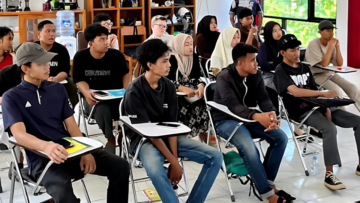 BELAJAR - Suasana belajar mengajar di Satuan Kegiatan Belajar Kota Pekalongan di Kelurahan Yosorejo, Kecamatan Pekalongan Selatan.(Lutfi Hanafi/Jawa Pos Metro Pekalongan)