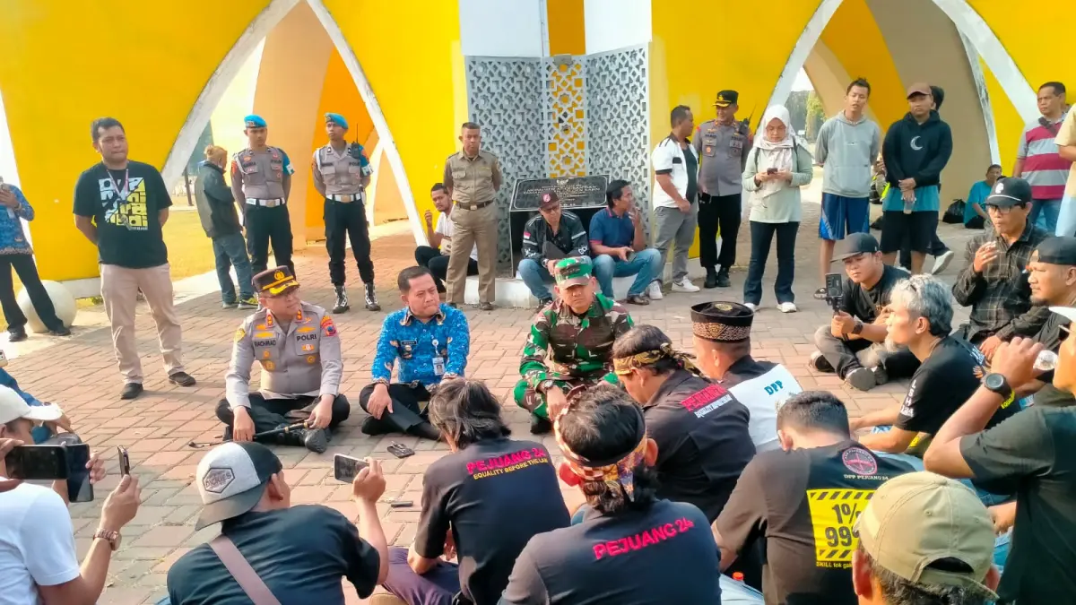DIALOG: Plt. Bupati Pekalongan Sukirman saat menemui dan dialog bersama massa Aksi Damai 404 di kawasan Alun-Alun Kajen, Jumat (17/7/2026). (Nanang Rendi Ahmad/Jawa Pos Metro Pekalongan)