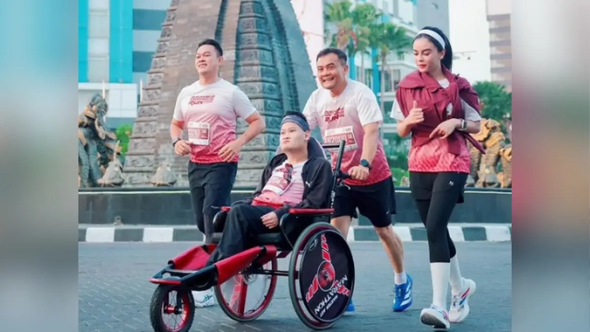 Gubernur Ahmad Luthfi bersama sang putra Mohammad Alif Daffa, ia berlari menyusuri rute&nbsp;Sukoharjo Spektakuler Run 2026, Minggu pagi (19/7/2026).&nbsp;