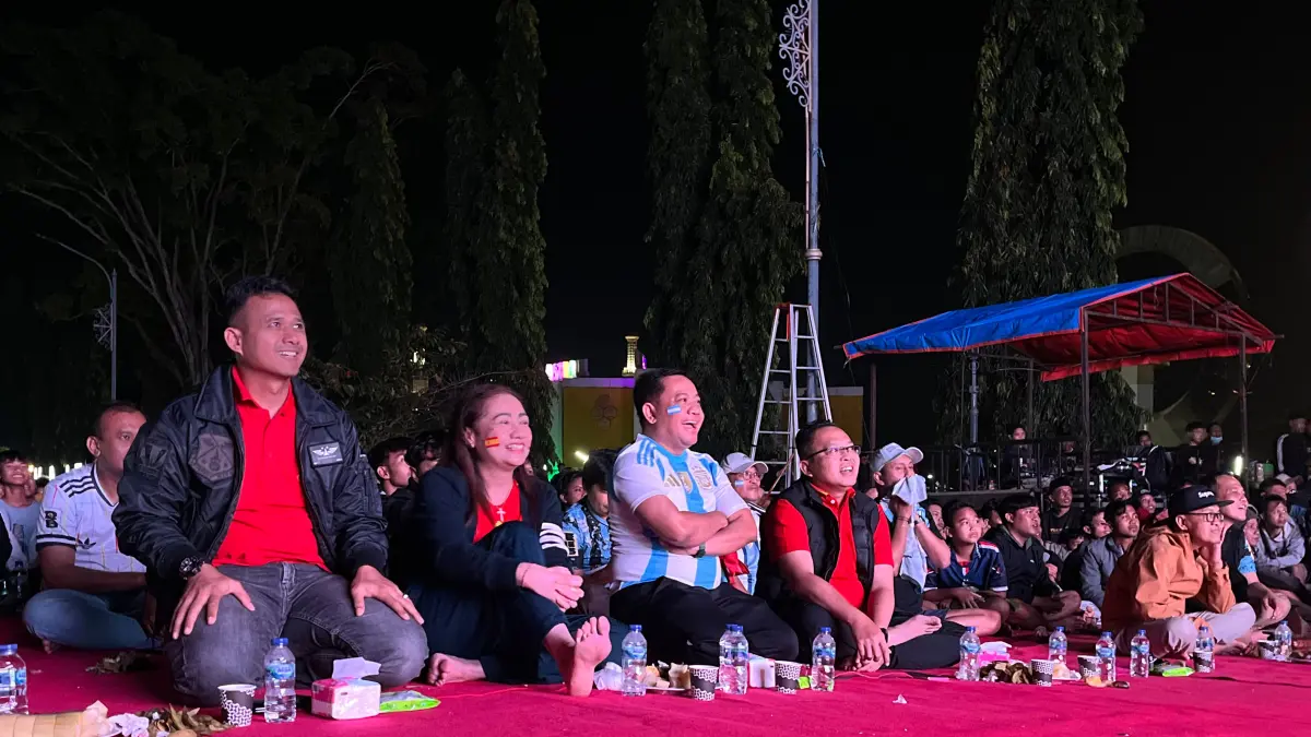 HARAP-HARAP CEMAS: Plt. Bupati Pekalongan Sukirman mengubah posisi duduk usai Argentina kebobolan. Tampak harap-harap cemas. (Nanang Rendi Ahmad/Jawa Pos Metro Pekalongan)