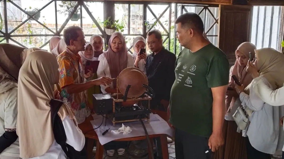 INOVASI: Suasana pengenalan teknologi roasting tembikar kepada anggota KUPS Perempuan Batang di Kecamatan Limpung.