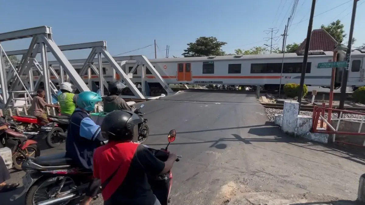 Kondisi perlintasan rel kereta api di Kokrosono Semarang Tengah (Foto : M.Hariyanto)