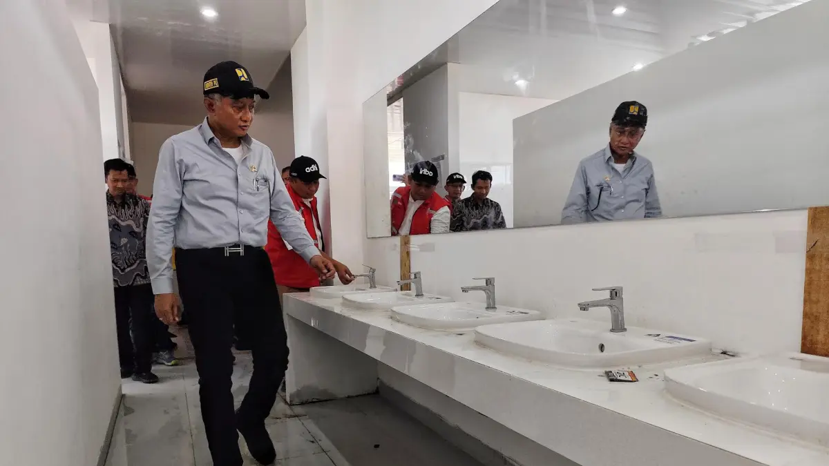 Menteri Pekerjaan Umum (PU) Dody Hanggodo turun langsung memastikan pembangunan Sekolah Rakyat Terpadu (SRT) 01 Kota Semarang memasuki tahap akhir. (Foto; M. Haryanto) 